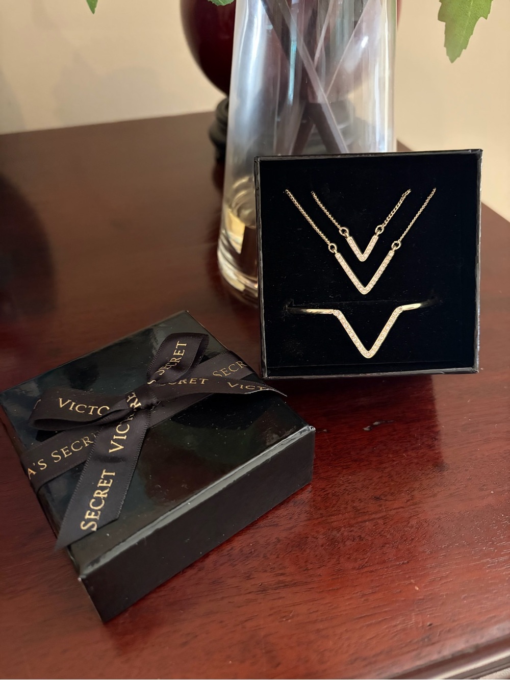 NWT Victoria's Secret limited edition V necklace and bracelet set